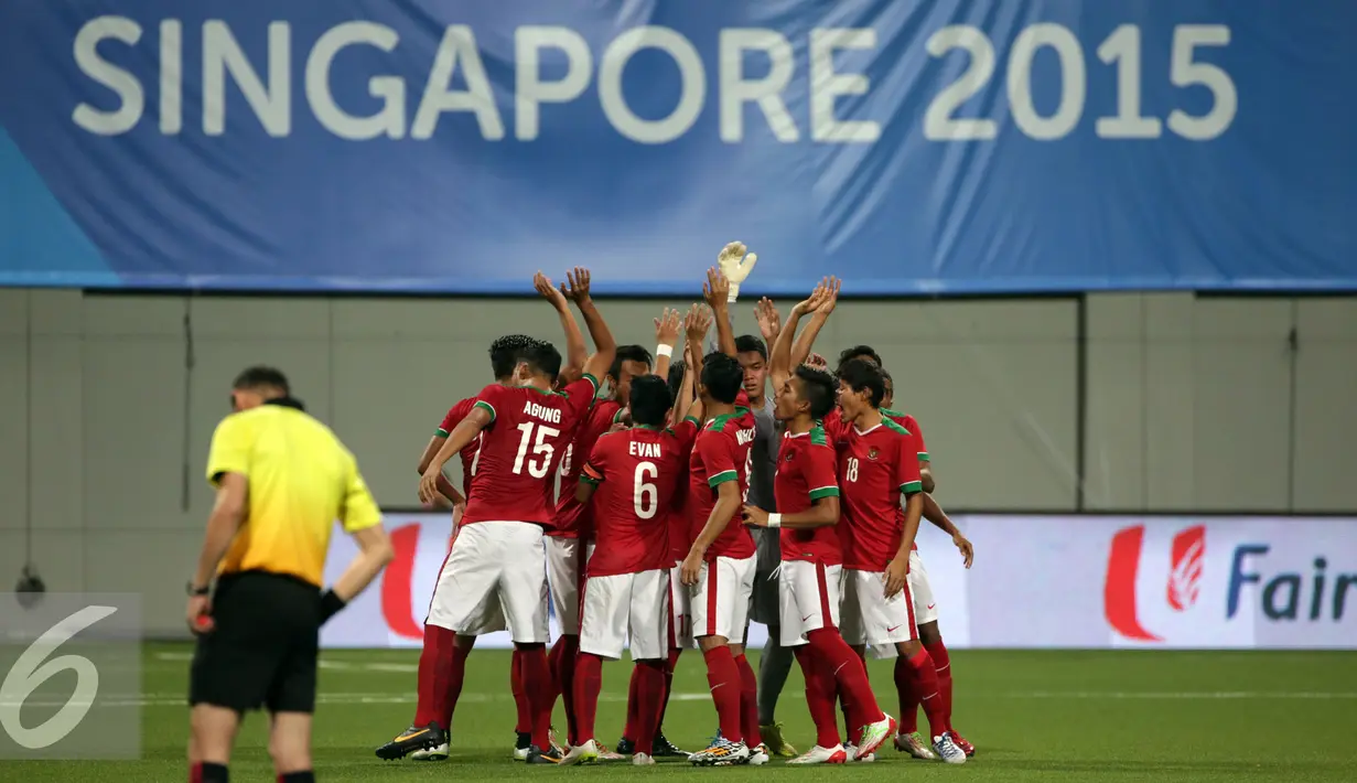 Para penggawa timnas Indonesia U-23 melakukan tos jelang laga melawan Filipina di penyisihan Grup A Sea Games 2015 di Stadion Jalan Besar, Singapura, Selasa (9/6/2015). Indonesia unggul 2-0. (Liputan6.com/Helmi Fithriansyah)