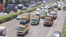 Sejumlah truk melintasi ruas jalan tol Tangerang-Jakarta, Kota Tangerang, Banten, Rabu (2/3/2022). Asosiasi Pengusaha Indonesia (Apindo) mengusulkan pemberlakuan penuh kebijakan bebas truk kelebihan muatan (over dimension overload/ODOL) diundur menjadi tahun 2025. (Liputan6.com/Angga Yuniar)