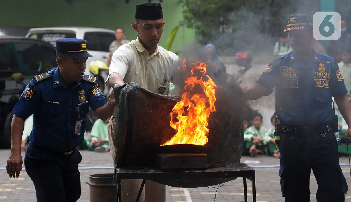 Kegiatan SMAB (Sekolah Madrasah Aman Bencana) yang diadakan BPBD dan Dinas Pemadam Kebakaran DKI Jakarta untuk meningkatkan kesiapsiagaan menghadapi kemungkinan terjadinya bencana di lingkungan sekolah. (merdeka.com/Imam Buhori)