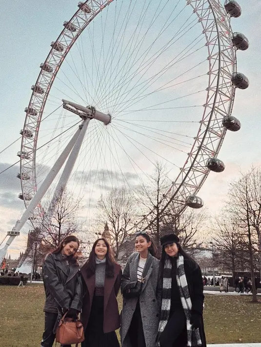 Tas yang dijinjing Enzy Storia ditaksir dengan harga berkisar Rp55jutaan.[instagram/enzystoria]