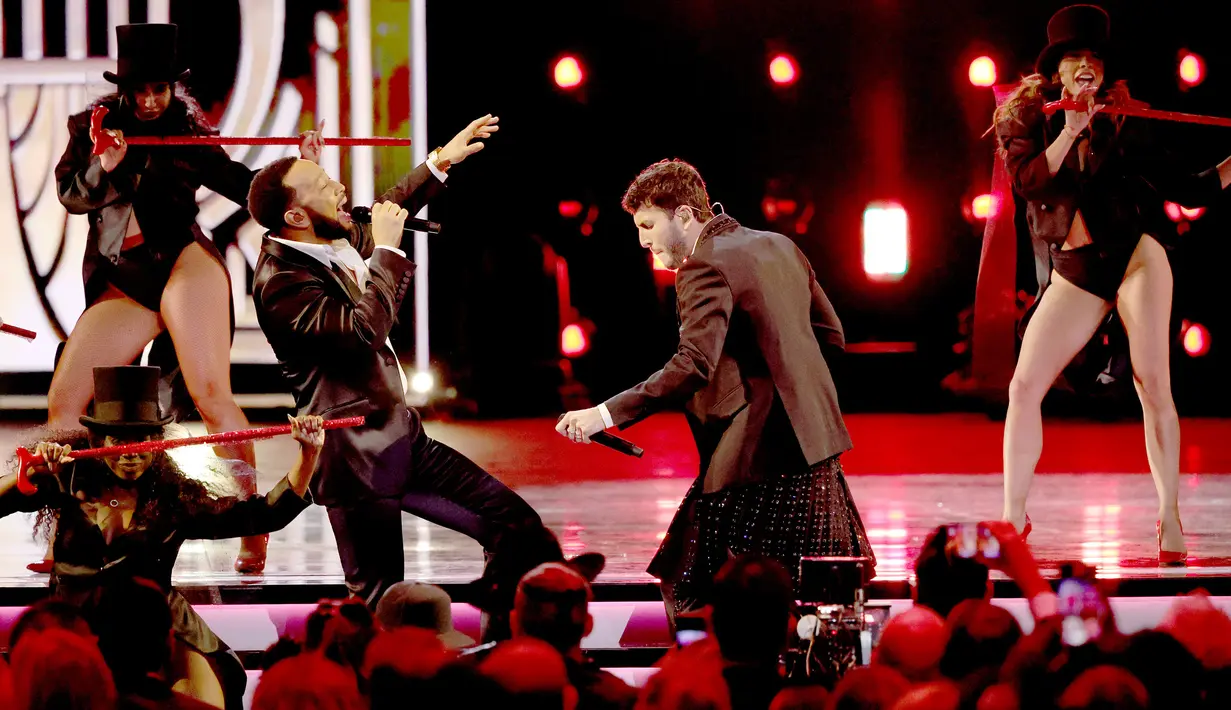 John Legend (kiri) dan Sebastián Yatra (kanan) tampil pada ajang penghargaan Latin Grammy Awards 2022 di Michelob Ultra Arena, Las Vegas, Nevada, Amerika Serikat, 17 November 2022. (Ethan Miller/Getty Images/AFP)