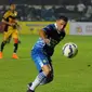 Pemain depan Persib, Juan Carlos Rodriguez Belencoso mencoba menahan bola saat laga melawan Mitra Kukar pada Turnamen Piala Bhayangkara di Stadion Si Jalak Harupat, Bandung, Kamis (17/3/2016). Laga berakhir imbang 1-1. (Liputan6.com/Helmi Fithriansyah)