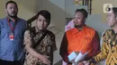Direktur PT Navy Arsa Sejahtera, Mujib Mustofa (kedua kanan) berjalan keluar usai menjalani pemeriksaan oleh penyidik di Gedung KPK, Jakarta, Jumat (22/11/2019). Mujib diperiksa sebagai tersangka dalam kasus suap kuota impor ikan tahun 2019. (merdeka.com/Dwi Narwoko)