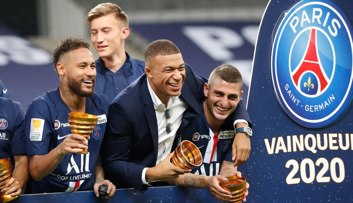 Kylian Mbappe dari PSG, yang tidak bermain karena cedera, bersama Neymar merayakan kemenangan gelar juara Piala Liga Prancis usai menang atas Lyon di Stade de France, Sabtu (1/8/2020) dini hari. PSG menjadi juara Piala Liga Prancis setelah menang melalui adu penalti 6-5. (AP Photo/Francois Mori)