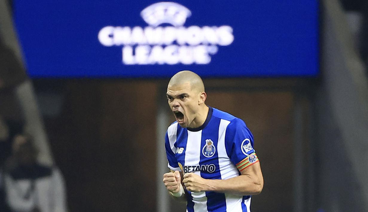 Pemain FC Porto, Pepe, melakukan selebrasi setelah mencetak gol ke gawang Shakhtar Donetsk pada laga Liga Champions di Stadion Dragao, Portugal, Kamis (14/12/2023). FC Porto menang dengan skor 5-3. (AP Photo/Luis Vieira)