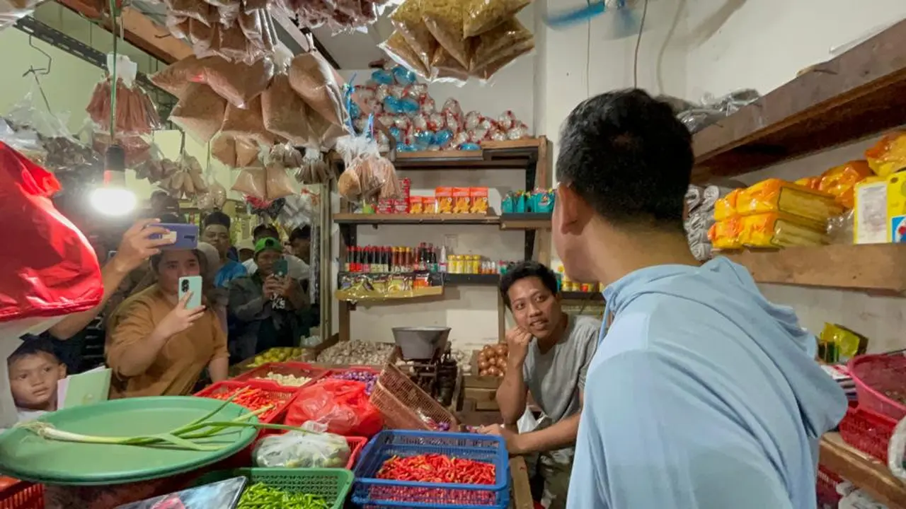 Calon wakil presiden nomor urut 2, Gibran Rakabuming Raka memborong cabai di Pasar Rumput, Setiabudi, Jakarta Selatan, Senin, (11/12/2023).