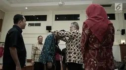 Deputi Pemberdayaan Pemuda Kemenpora Faisal Abdullah secara simbolis melantik 68 peserta yang berhasil lolos seleksi nasional Kirab Pemuda 2018 di Gedung PP-PON Cibubur, Jakarta, Kamis (30/8). (Merdeka.com/Iqbal S. Nugroho)