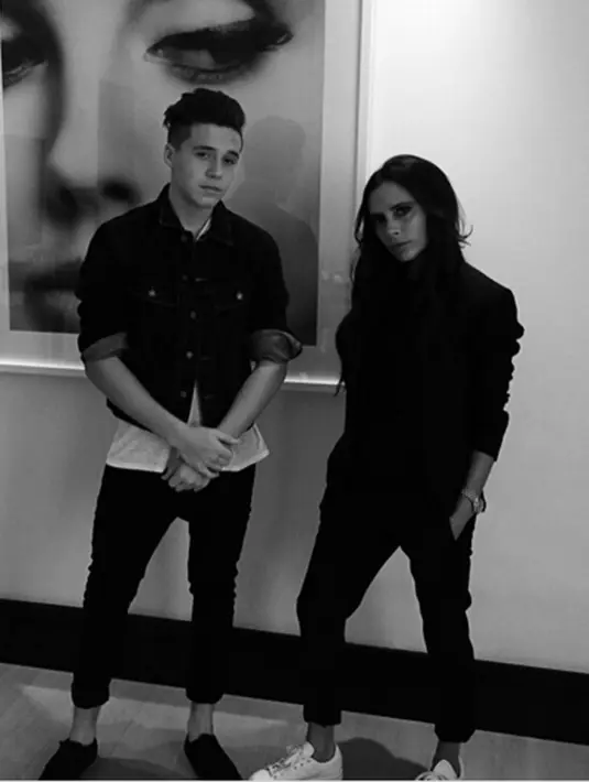 Bakat modeling Brooklyn diturunkan oleh sang ibunda, Victoria Beckham. (via instagram@brooklyn/Bintang.com)