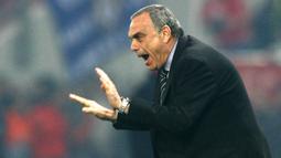4. Avram Grant. Pria asal Israel ini menggantikan posisi yang ditinggalkan Jose Mourinho pada awal musim 2007/2008. Berpeluang merebut trofi Liga Champions, namun akhirnya kandas setelah dipecundangi Manchester United di partai final. Total menghabiskan waktu 247 hari di Chelsea. (AFP/Aris Messinis)