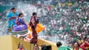 Suasana semakin semarak ketika penyanyi dan rapper asal Kolombia, J Balvin tampil membawakan sejumlah lagu populernya. (AP Photo/Natacha Pisarenko)