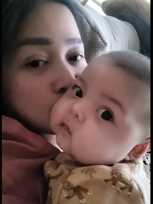 Dalam video singkat, pemeran di sinetron Tendangan Si Madun Returns itu membagikan momen mencium gemas putrinya. "Si pasrah kesayangan mama," tulis Gracia sebagai keterangan video singkat.  [Instagram/graciaz14]