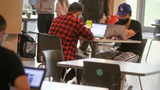 Para mahasiswa mengenakan masker di Universitas British Columbia (UBC) di Vancouver, British Columbia, Kanada, 6 September 2020. Mahasiswa, pengajar, staf dan pengunjung UBC diwajibkan memakai masker saat berada di dalam ruangan di kampus guna membantu meredam penyebaran COVID-19. (Xinhua/Liang Sen)
