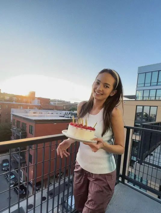 Tampilannya begitu memukau tanpa makeup. Senyuman manisnya menjadi perias alami yang membuat dirinya begitu cantik memesona. [Foto: Instagram/ Enzy Storia]