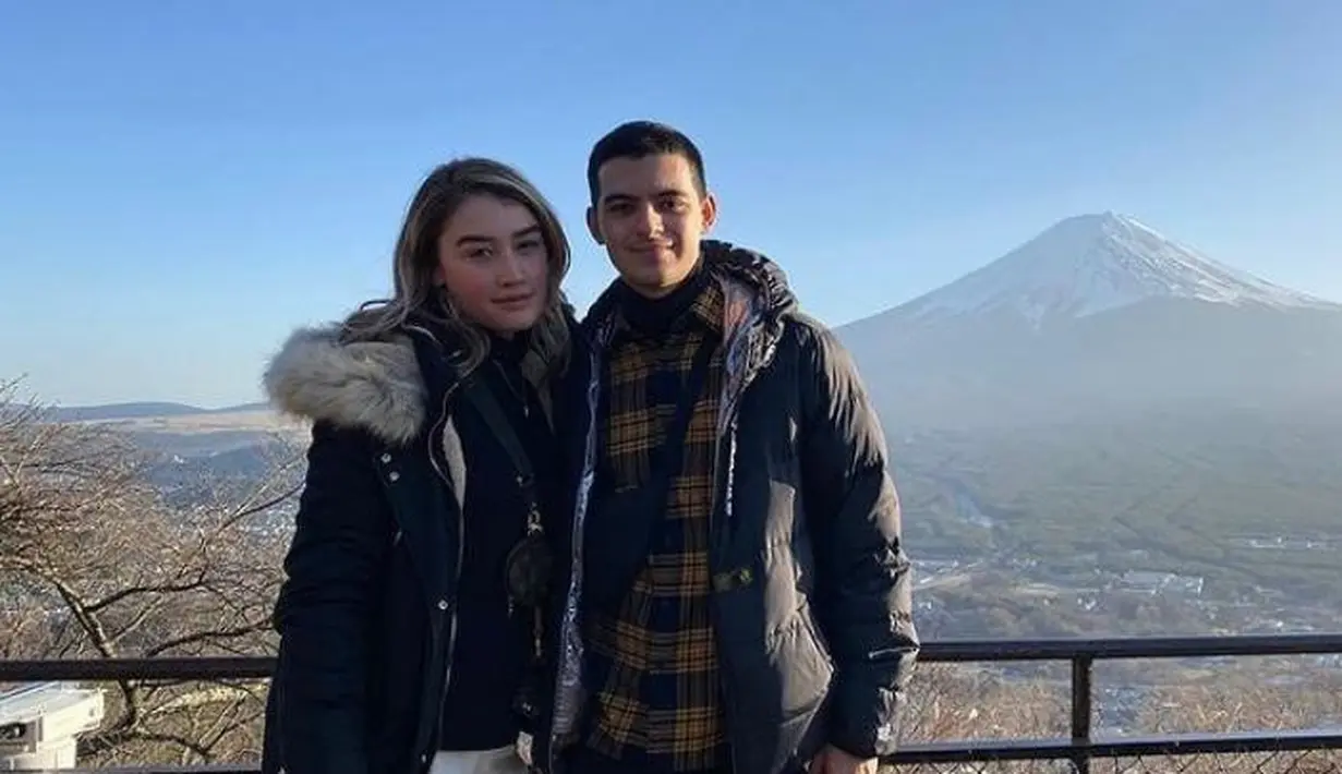 Berpose di depan gunung Fuji di Jepang, Natasha dan Ciccio tampil serasi mengenakan jaket puffer.  (Instagram/ciomanassero).