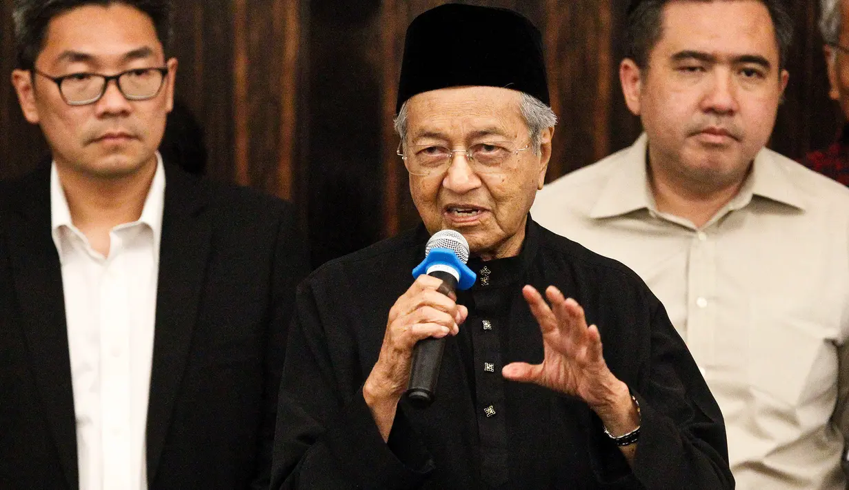 Perdana Menteri Malaysia baru, Mahathir Mohamad memberi keterangan saat konferensi pers di Petaling Jaya, Malaysia (10/8). Mahathir menjadi perdana menteri ketujuh Malaysia pada usia 92 tahun. (AP Photo / Sadiq Asyraf)
