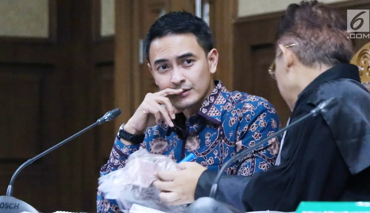 Gubernur nonaktif Jambi, Zumi Zola saat menjalani sidang lanjutan dugaan gratifikasi dan suap di Pengadilan Tipikor Jakarta, Senin (17/9). Sidang menghadirkan 8 orang saksi dari unsur PNS dan DPRD Jambi. (Liputan6.com/Helmi Fithriansyah)