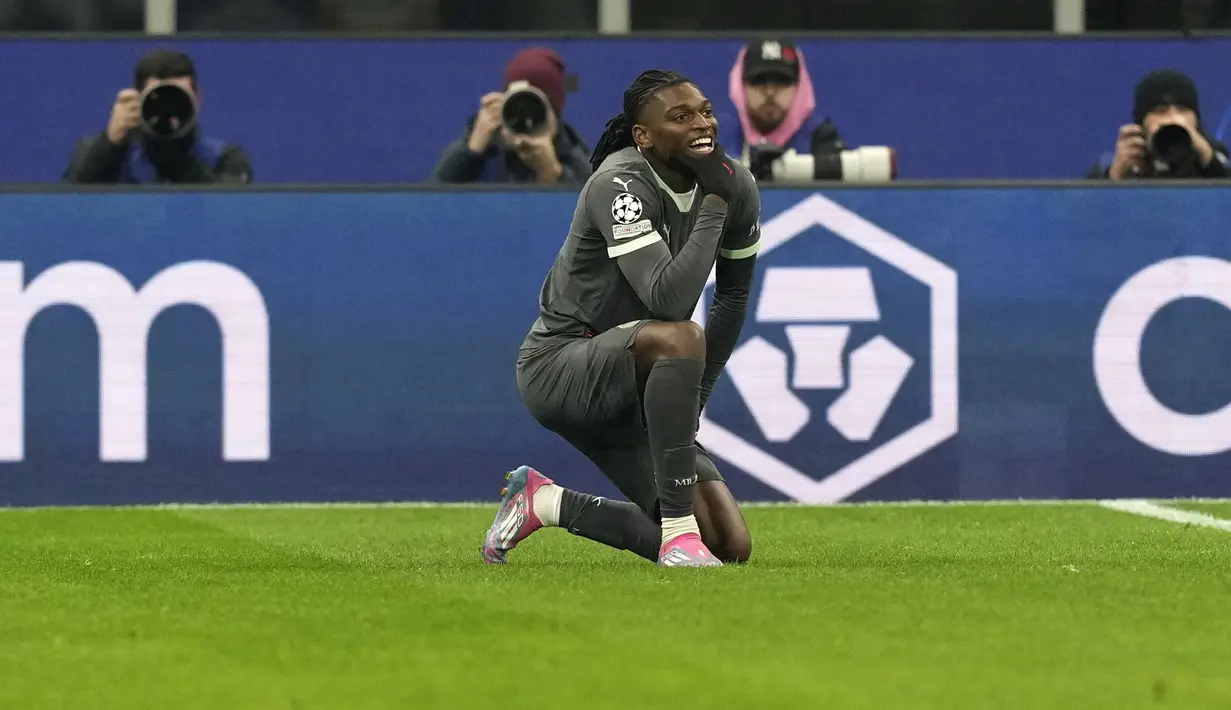 Pemain AC Milan, Rafael Leao melakukan selebrasi setelah mencetak gol ke gawang Red Star Belgrade pada laga Liga Champions 2024/2025 di San Siro, Milan, Italia, Kamis (12/12/2024) WIB. (AP Photo/Antonio Calanni)