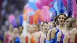 Deretan wanita cantik bersiap untuk menari saat upacara pembukaan Piala Eropa 2016 jelang laga Prancis melawan Rumania di Stade de France, Prancis, Jumat (10/6/2016) atau Sabtu dini hari WIB. (AFP/Francisco Leong) 
