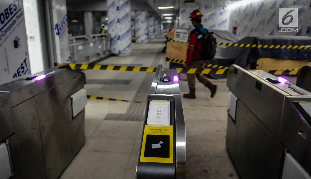 Gate tapping Stasiun Mass Rapid Transit (MRT) Bundaran HI, Jakarta, Senin (10/12). (Liputan6.com/Faizal Fanani)
