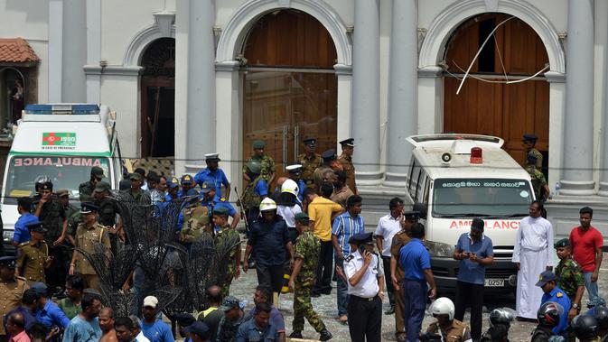 Ambulans terlihat di luar Gereja St Anthony's Shrine setelah ledakan di Kochchikade, Kolombo, Sri Lanka, Minggu (21/4). Presiden Sri Lanka Maithripala Sirisena menyatakan mengatakan bahwa investigasi tengah berlangsung. (ISHARA S. KODIKARA/AFP)