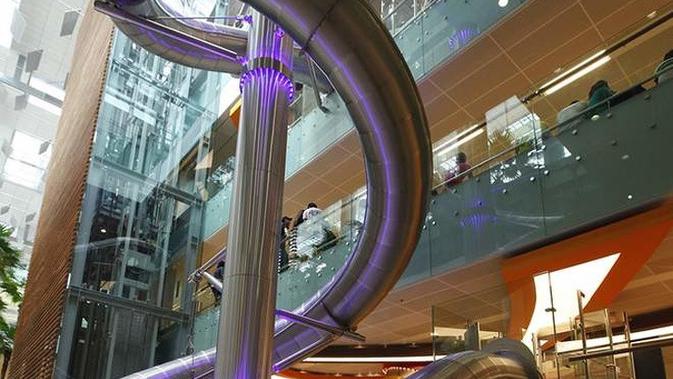 7 bandara istimewa ini membuat pengunjung tak lagi merasa bosan saat menunggu jadwal penerbangan yang sedang di delay.