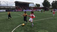 Aksi para pemain pada laga Serpong City International Soccer Tournament di Serpong, Kota Tangeran Selatan, Sabtu (3/12/2016). Ajang ini bakal berlangsung dua hari, yakni 3-4 Desember 2016.  (Bola.com/Arief Bagus)