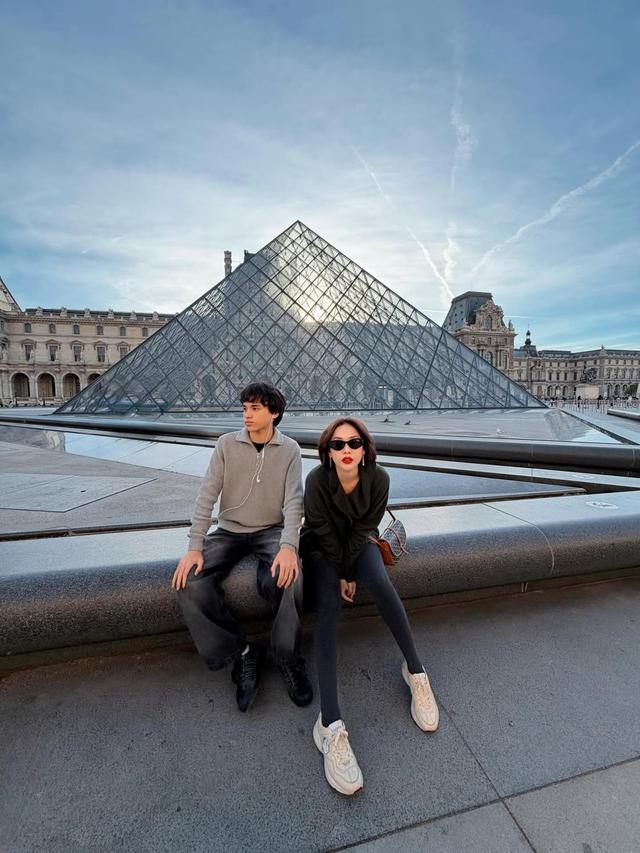 Kian keren di usia 15 tahun, begini 6 gaya Noah Sinclair anak BCL saat liburan ke Prancis dan Inggris