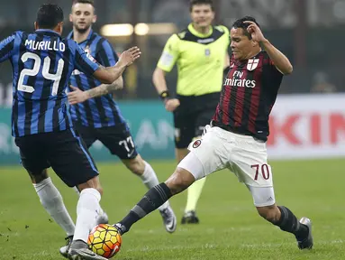 Penyerang AC Milan, Carlos Bacca (kanan) berusaha melewati bek Inter Milan, Jeison Murillo pada lanjutan Serie A Liga Italia di Stadion San Siro, Milan (31/01/2016). AC Milan menang telak atas Inter Milan dengan skor 3-0. (REUTERS/Alessandro Garofalo)