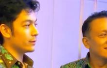 Gagah Berbaju Batik, Cucu Jenderal Intelijen Bikin 'Salfok' saat Dampingi Wamen LHK