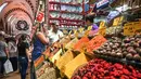 Orang-orang berbelanja di pasar rempah-rempah atau Spice Bazaar yang bersejarah di distrik Eminonu di Istanbul, (13/7/2019). Spice Bazaar adalah salah satu bazaar terbesar di kota tersebut. (AFP Photo/Ozam Kose)