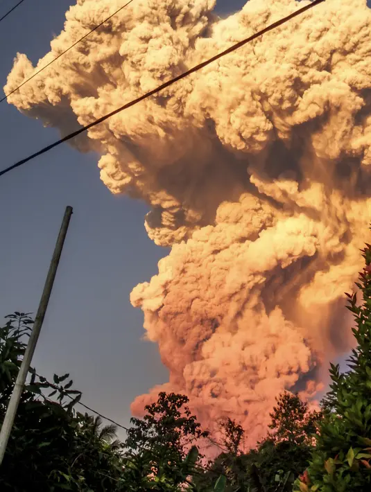 Pusat Vulkanologi dan Mitigasi Bencana Geologi (PVMBG) Pos Pengamatan Gunungapi Lewotobi Laki-laki di Nusa Tenggara Timur (NTT) melaporkan gunung dengan ketinggian tersebut 1.703 m kembali erupsi pada Selasa (17/6/2025) sekitar pukul 17.35 Wita. (Foto oleh AFP)