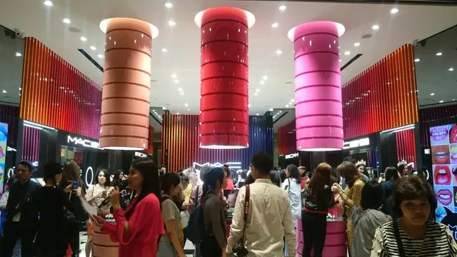 MAC hadirkan konsep store bermain dengan lipstik