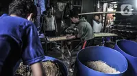 Aktivitas produksi tempe di kawasan Sunter, Jakarta, Senin (4/1/2021). Perajin tempe setempat berupaya mengurangi kerugian akibat melonjaknya harga kedelai impor dengan memperkecil ukuran tempe dan menaikan harga jual kisaran Rp1.000 - Rp2.000 per potong. (merdeka.com/Iqbal S. Nugroho)