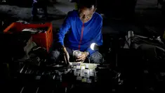 Seorang lelaki menata baterai bekas saat menjajakannya di Caracas, Venezuela, Rabu (20/3). Krisis Venezuela menyebabkan warganya menjual barang-barang bekas untuk mendapatkan uang. (AP Photo/Natacha Pisarenko)