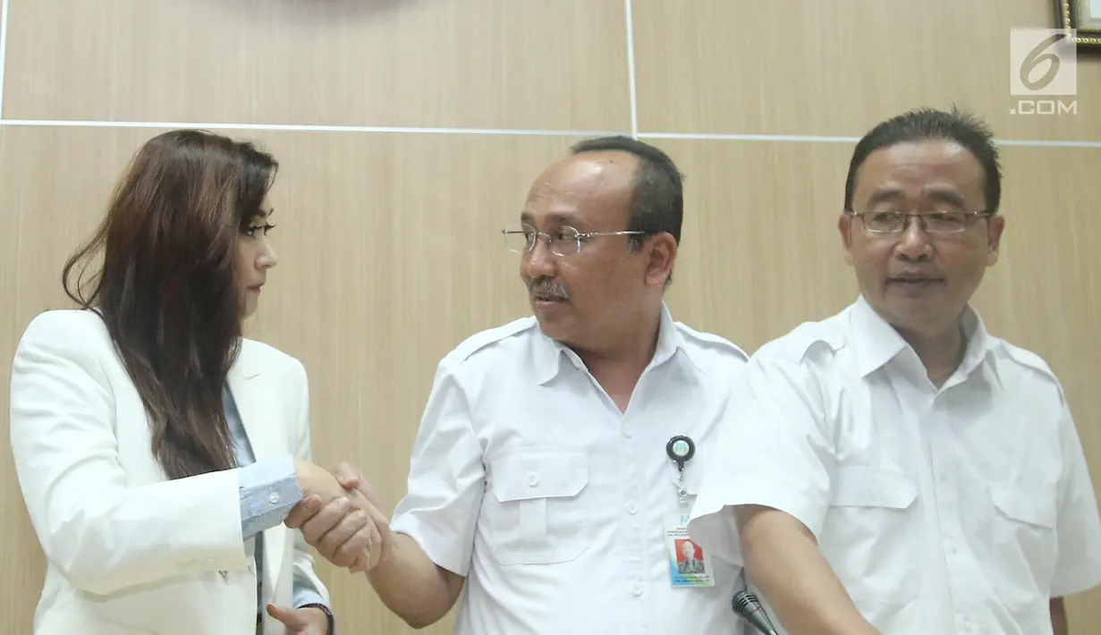 Aktris Nafa Urbach bersalama dengan Sekretaris Menteri PPPA, Pribudiarta Nur (kedua kanan) usai jumpa pers audiensi di gedung Kementerian PPPA, Jakarta, Senin (21/8). (Liputan6.com/Herman Zakharia)