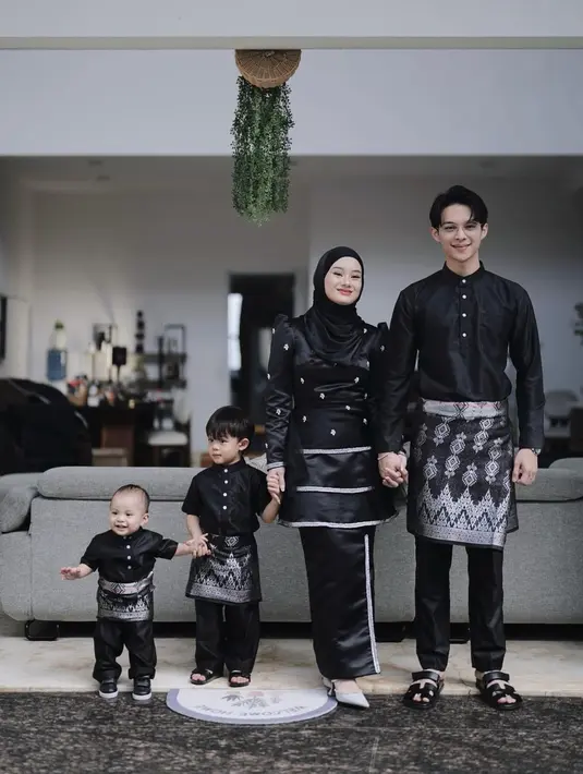 Baju Melayu jadi dresscode keluarga Dinda Hauw dan Rey Mbayang untuk Lebaran tahun ini. Dinda pun tampil menawan dibalut baju kurung dengan aksen bordiran warna putih. [@dindahw]