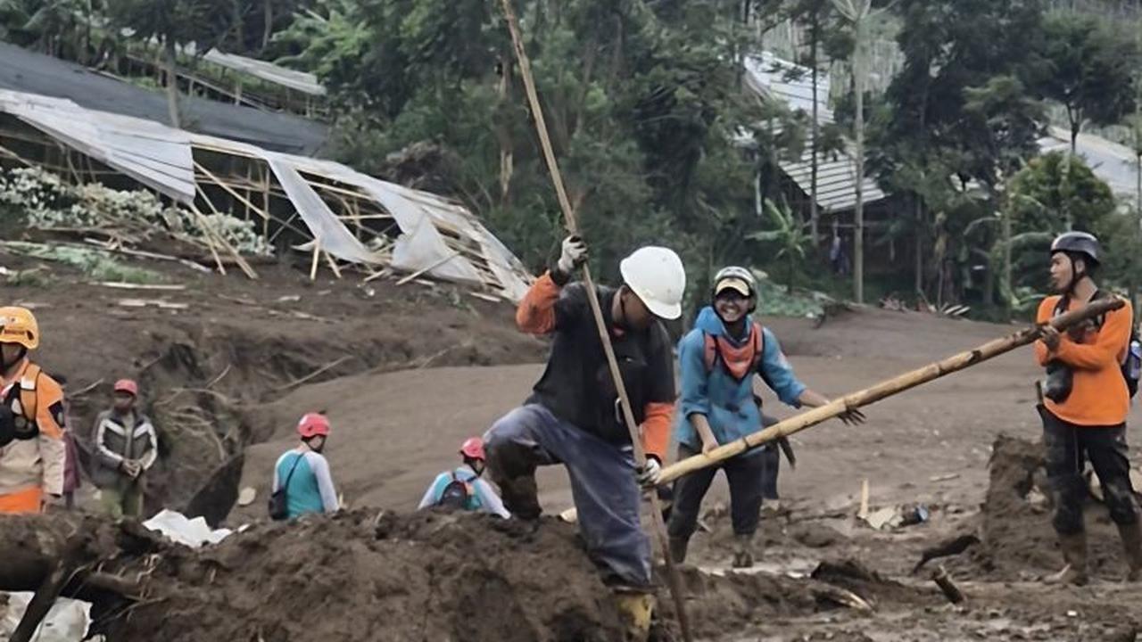 Tim SAR Evakuasi Empat Kantong Jenazah, Total 74 Korban Longsor Cisarua Ditemukan