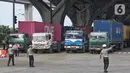 Volume kendaraan besar seperti truk kontainer mendominasi arus lalu lintas menuju kawasan Pelabuhan Tanjung Priok, Jakarta. (Liputan6.com/Angga Yuniar)