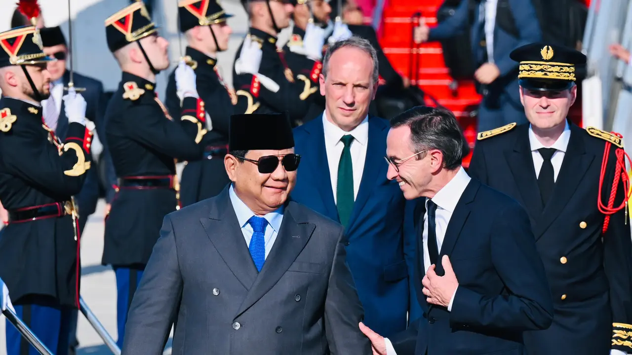 Presiden Republik Indonesia, Prabowo Subianto, tiba di Paris pada Minggu, 13 Juli 2025, pukul 18.35 waktu setempat, setelah menempuh penerbangan dari Brussel. Prabowo disambut secara resmi oleh Menteri Dalam Negeri Prancis Bruno Retailleau.