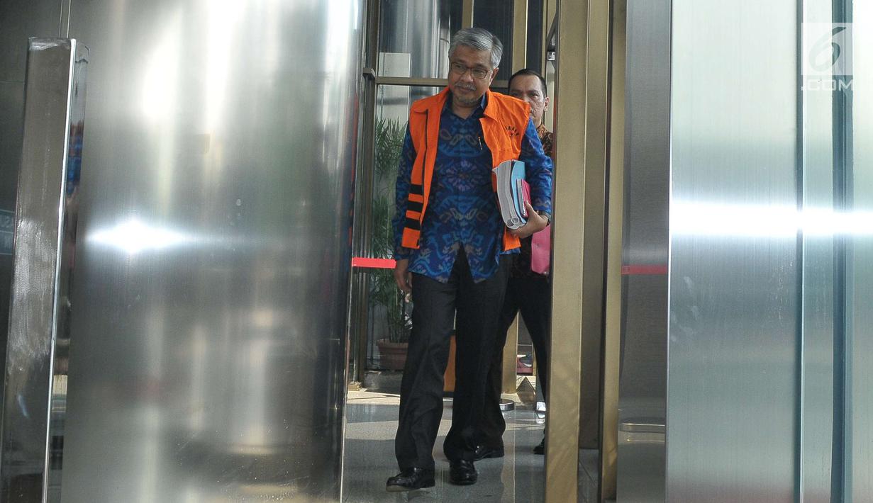 Gubernur Sulawesi Tenggara Nur Alam mengenakan rompi tahanan KPK berjalan memasuki gedung KPK, Jakarta, Jumat (21/7). Dalam perkara ini, Nur Alam diduga melakukan penyalahgunaan wewenang sehingga memperkaya diri sendiri. (Liputan6.com/Helmi Afandi)
