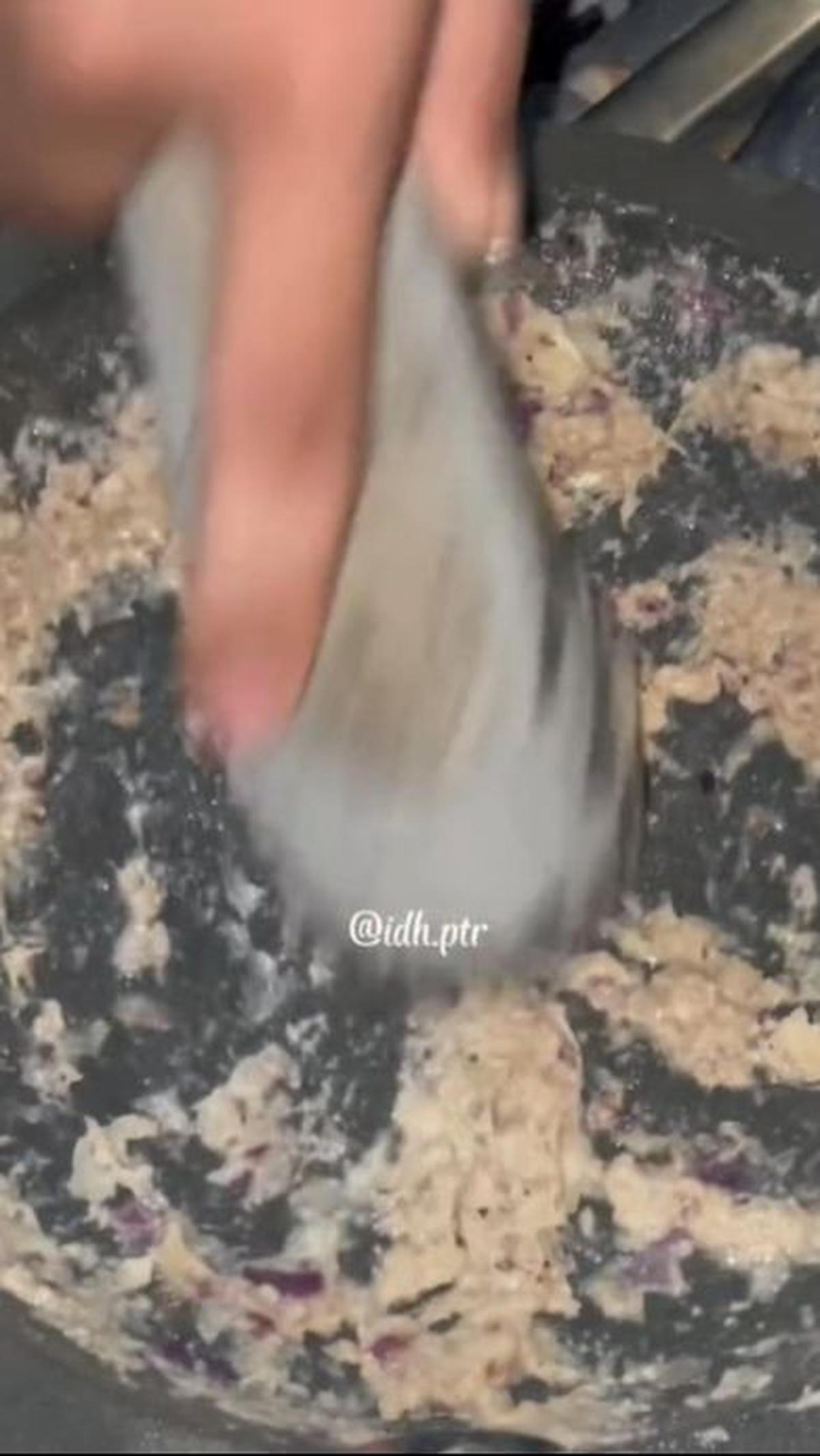 Haluskan Bawang dan Kemiri