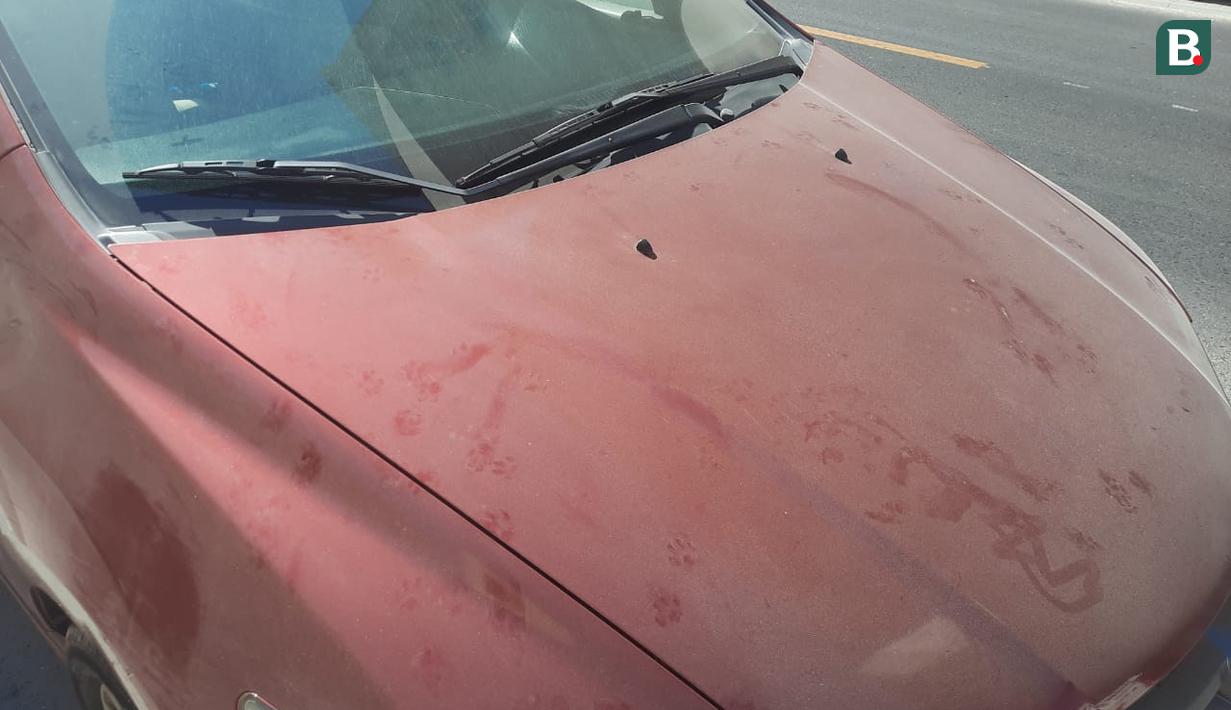 Dengan kondisi alam yang dimiliki Qatar, tentu seorang pemilik mobil harus mencuci mobil berapa kali sehari. Mencuci sendiri jelas butuh tenaga ekstra, begitupula jika mau ke jasa pencucian mobil tarifnya mahal. (Bola.com/Hendry Wibowo)