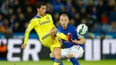 Gelandang Chelsea, Eden Hazard (kiri) mengontrol bola dari kejaran pemain Leicester City Ritchie de Laet saat Laga Liga Premier Inggris di King Power Stadium, Kamis (30/4/2015). Chelsea menang 3-1 atas Leicester City.(Reuters/Darren Staples)