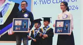 Kadek Devi yang dulu dijuluki sebagai ratu FTV sudah jarang tampil di layar kaca sejak dinikahi seorang Perwira Polisi bernama Dewa Yoga. Dari pernikahan tersebut, Kadek dikaruniai dua anak laki-laki kembar yang kini sudah lulus TK. Momen wisuda itu diunggah lewat Instagram sang suami. (Liputan6.com/IG/@dewayoga_07)