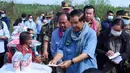 Perdana Menteri Kamboja Samdech Techo Hun Sen menyerahkan perlengkapan bantuan kepada para korban banjir di Distrik Mongkul Borey, Provinsi Banteay Meanchey, 21 Oktober 2020. Sejauh ini banjir bandang di Kamboja telah merenggut 34 jiwa dan memaksa puluhan ribu orang dievakuasi. (Xinhua/Li Lay)