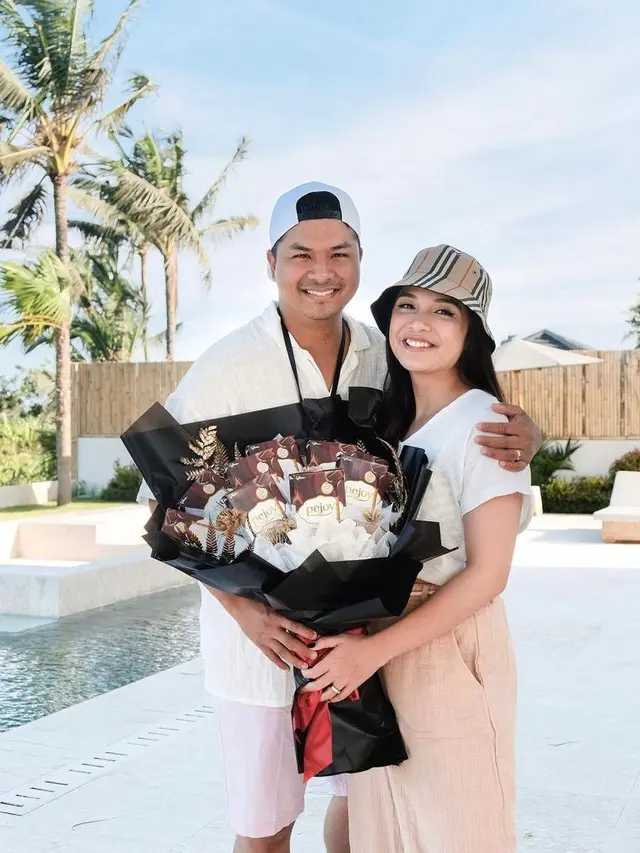 Gaya Serasi 7 Artis Rayakan Hari Valentine Bareng Pasangan, dari Nadine Chandrawinata hingga Rizky Febian