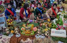 FOTO: Keseruan Warga Kota Surabaya Dengan Aneka Kostum Unik Mengikuti Festival Rujag Uleg