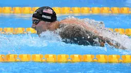 Caeleb Dressel berhasil menyabet medali emas sekaligus mencatatkan rekor baru di nomor 100 meter renang gaya kupu-kupu putra. Perenang Amerika Serikat tersebut berhasil mencatat waktu 47,02 detik pada Kamis (29/07/2021) lalu yang berlangsung di Tokyo Aquatics Centre. (Foto: AFP/Jonathan Nackstrand)
