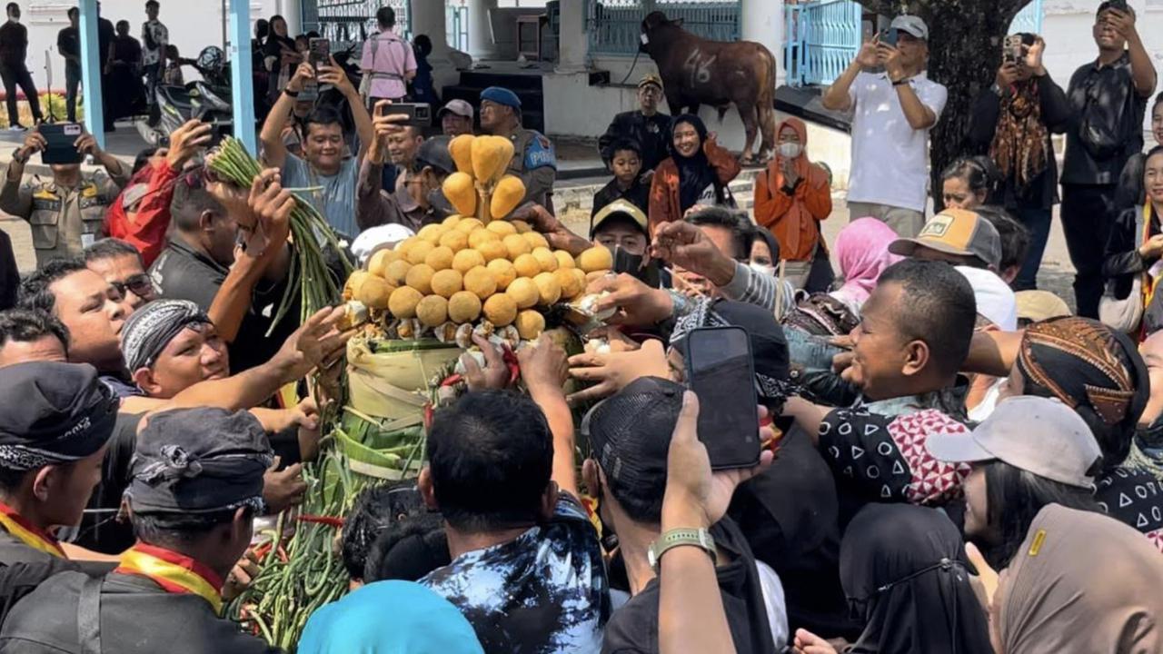 Grebeg Besar Keraton Surakarta Digelar Meriah, 2 Gunungan Jadi Rebutan Warga
