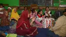 Pengungsi berlindung pasca erupsi Gunung Semeru di ruang kelas aman sebuah sekolah di desa Sumberurip, Lumajang (4/12/2021). Sumber BPBD Jawa Timur melaporkan, semeru mengeluarkan awan panas yang turun mengarah Curah Kobokan. (AFP/Juni Kriswanto)